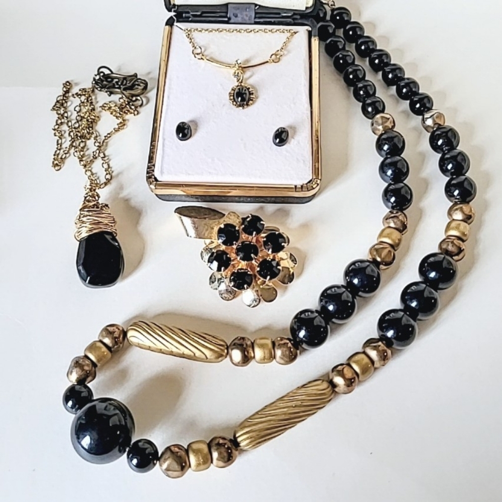 BLACK & GOLD JEWELRY LOT - VINTAGE TO NOW 5 PIECES